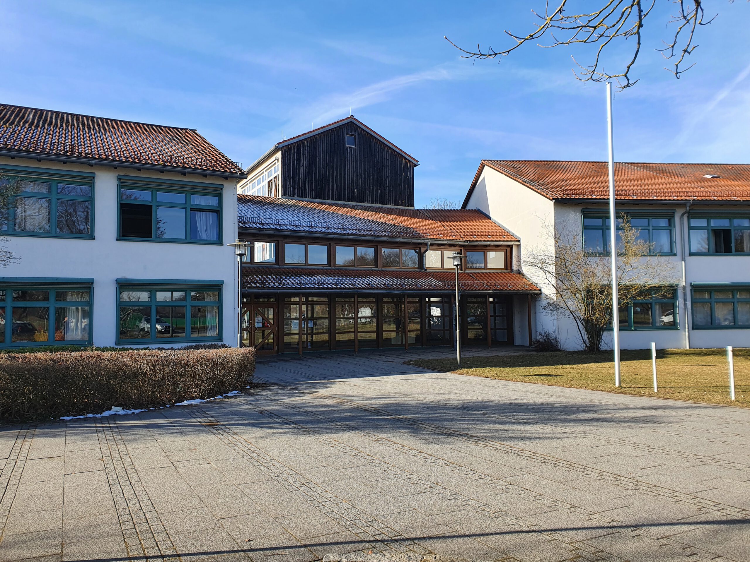 Der Eingangsbereich der Schule Amendingen mit Schulhof